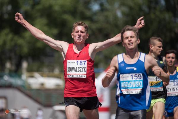 tytuły WICEMISTRZA POLSKI JUNIORÓW na dystansie 1500 i 3000m I m.