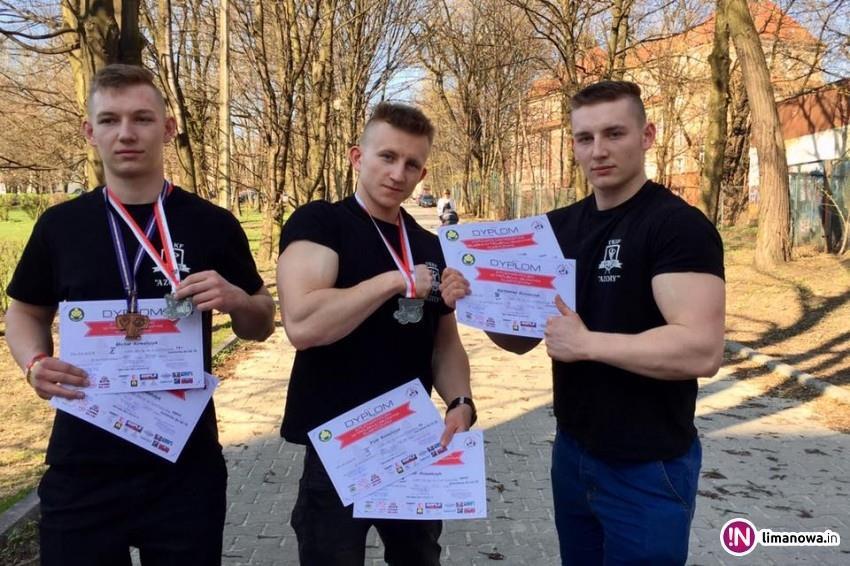 SPORTY SIŁOWE TRÓJBÓJ SIŁOWY BARTŁOMIEJ, MICHAŁ I PIOTR KOWALCZYK Bartłomiej i Piotr występują w klasie Junior 20, Michał Junior 16 MICHAŁ - Mistrz Polski w wyciskaniu