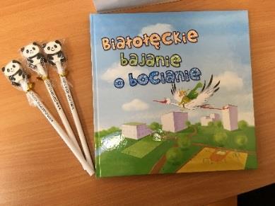 Pani Burmistrz wręczyła dzieciom pamiątkowe ołówki i książkę Białołęckie bajanie o bocianie do wspólnego czytania przygotowaną przez ratusz