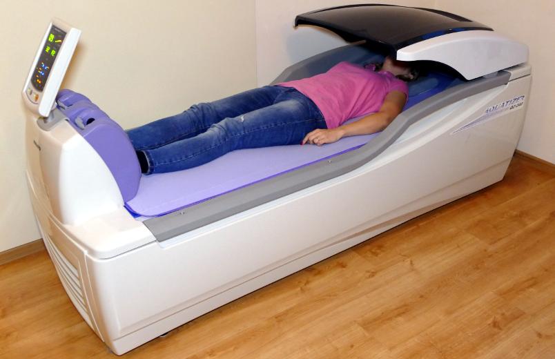 AQUATIZER MASAŻ NA ŁÓŻKU WODNYM NA SUCHO MAKSYMALNY RELAKS I SZYBKA REGENERACJA Wyposażone w 16 sterowanych komputerem dysz, specjalne łóżko imituje techniki klasycznego masażu leczniczego.