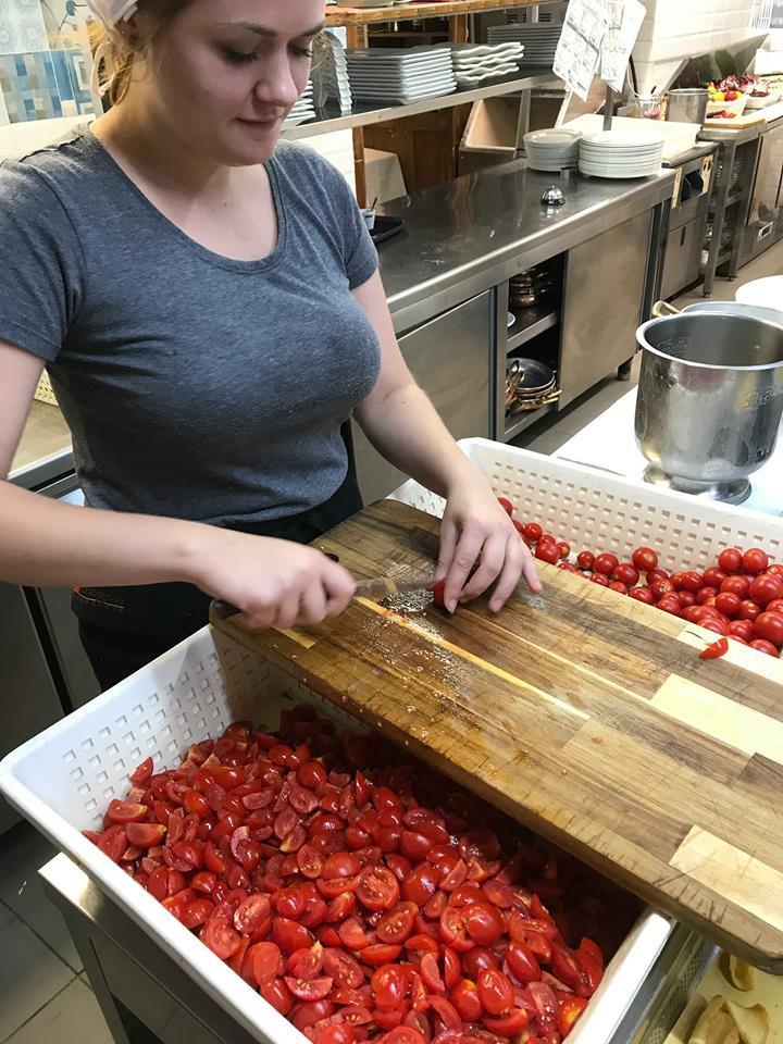 krojenie pomidorów, które we włoskiej kuchni stanowią podstawę większości dań.