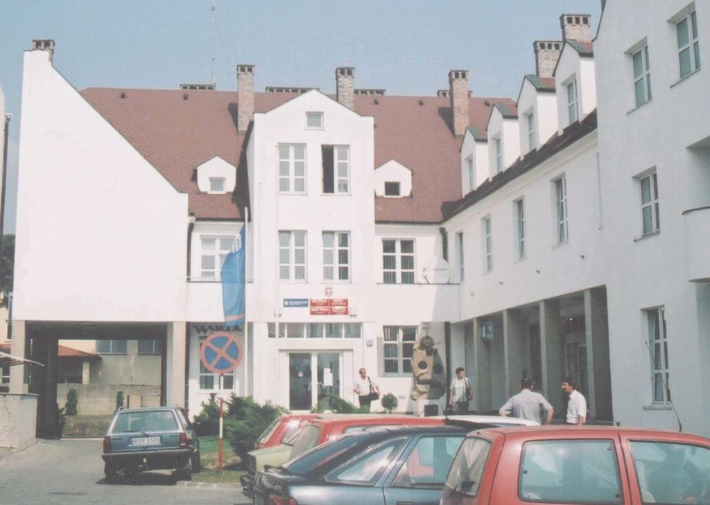 w Strzyżowie. W tym okresie brak było większości wydziałów i komórek organizacyjnych niezbędnych od 1999 r.