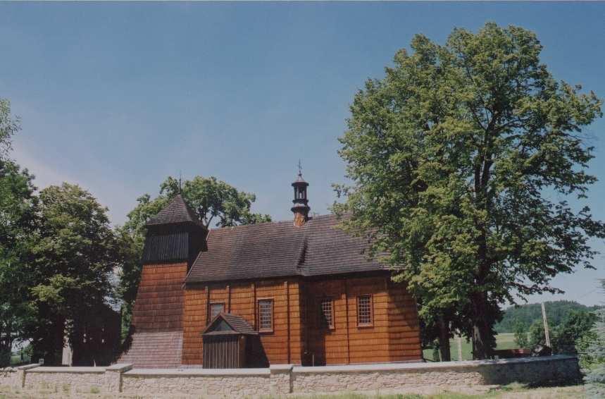 kościoły drewniane w Lubli, Lutczy, Gogołowie, kościół w Czudcu, Połomi, cerkwie w Bonarówce i Oparówce i in. Zabytkowy, drewniany Kościół pw. Św.