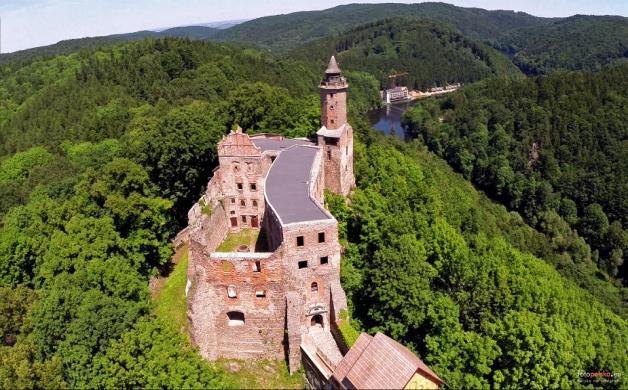 Zamek Grodno położony jest w Zagórzu Śląskim na Górze Choina 450 m n.p.m.. To ponad 700 lat historii.