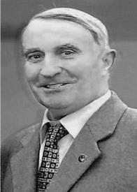 warszawskich. Tytuł profesora nadzwyczajnego uzyskał w 1963 roku, a zwyczajnego w roku 1974.