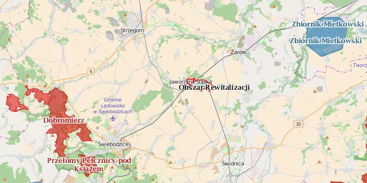 północno-zachodnią część Pogórza Bolkowsko-Wałbrzyskiego, które w dużej części jest chronione w granicach Książańskiego Parku Krajobrazowego; Przełomy Pełcznicy pod Książem (kod PLH020020), o
