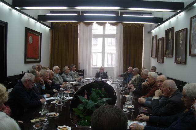 Jubilat Bolesław Grejcz (trzeci od lewej) na zebraniu Koła Seniorów, W kampanii wrześniowej 1939 roku brał udział w obronie Lwowa.