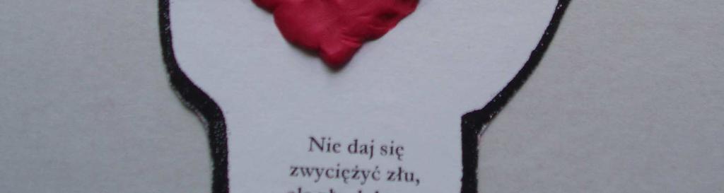 wypowiadamy: Nie daj się zwyciężyć skierowanie kciuka w dół złu, ale zło uniesienie kciuka w górę dobrem podniesienie rąk w geście zwycięstwa