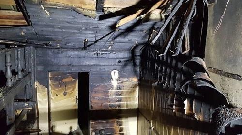 Paliło się użytkowe poddasze budynku oraz przestrzeń pomiędzy ostatnim drewnianym stropem a