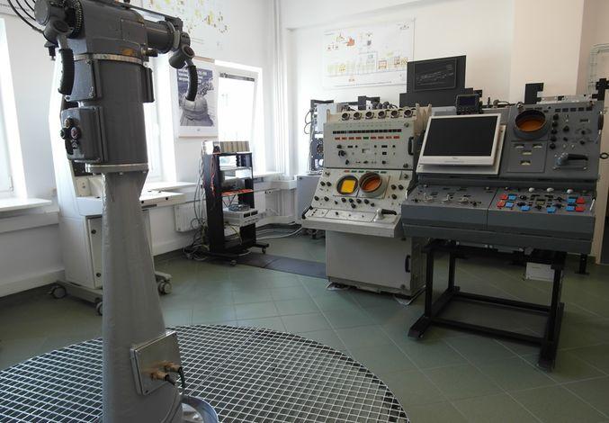 Komputerowe obliczanie danych ataku; Szkolenie dzięki wbudowanym programom symulacyjnym. Zbudowane przez OBR CTM laboratorium integracji okrętowych systemów artyleryjskich i rakietowych fot.