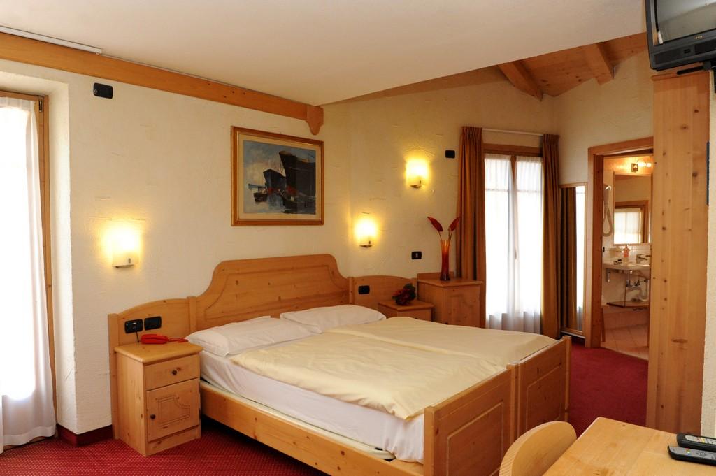 Bardzo przyjazny hotel, posiadający bezpośredni dostęp do wyciągów narciarskich Carosello 3000 w odległości 200 metrów od hotelu.
