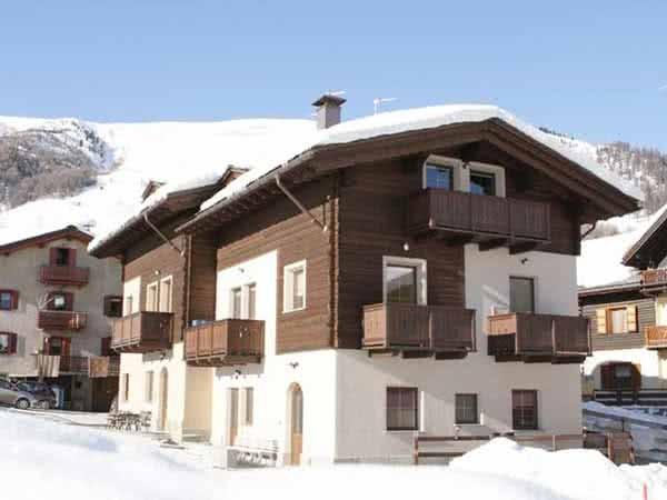 - nie ma lepszego miejsca na rozpoczęcie sezonu narciarskiego - położone na wysokości 1816-2796 m n.p.m, to aż 110 km tras zjazdowych Apartamenty Sitas wygodne, nowoczesne apartamenty w stylu alpejskim z widokiem na góry.