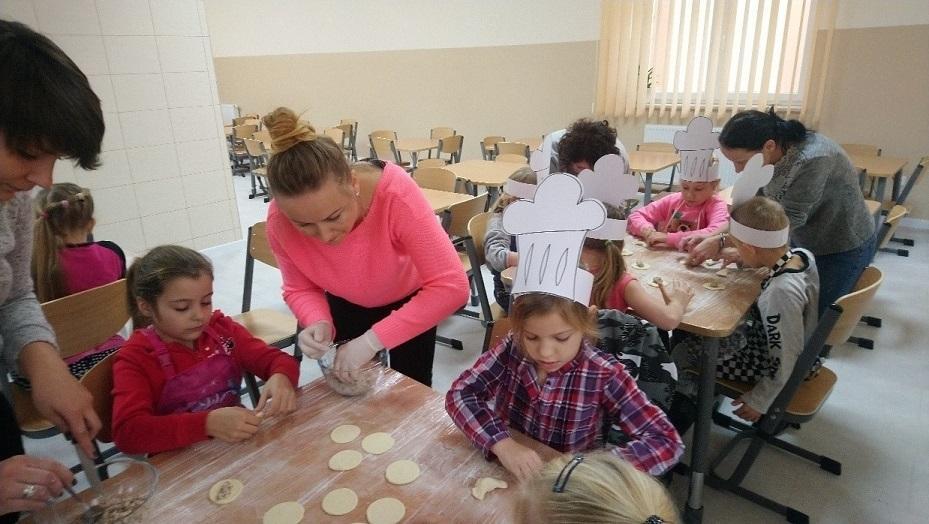 okrągło. Według przepisu Babci lub Dziadka to przepyszne zadanieprojektowe.