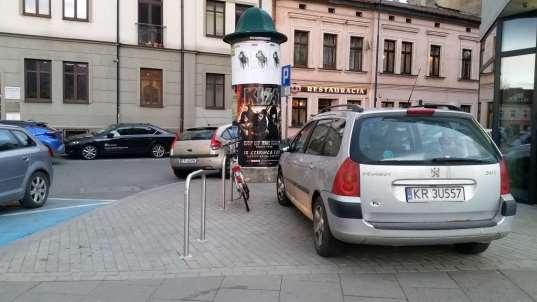 Niestety, obserwujemy notoryczne łamanie prawa przez kierowców wjeżdżających po chodniku i parkujących w tym miejscu bardzo często w taki sposób, że zastawiane są stojaki rowerowe i chodnik.