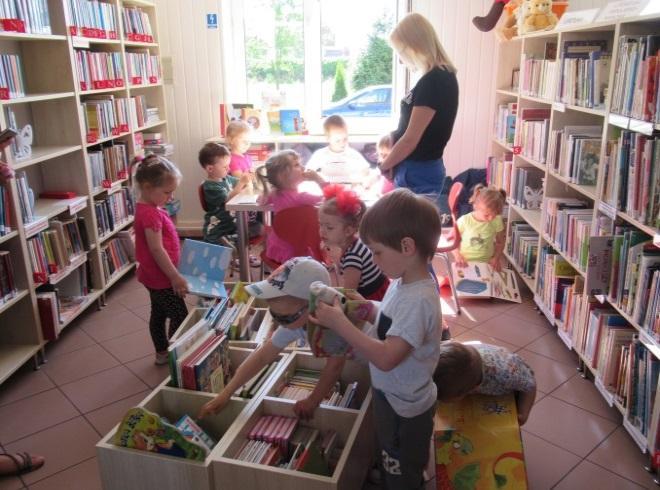 pod hasłem Globalnie w Bibliotekach. Strzelecka biblioteka gościła pisarkę Iwonę Małgorzatę Żytkowiak. Inicjatorem spotkania autorskiego był Dyskusyjny Klub Książki.