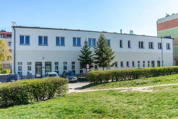 700 zł na bieżącą działalność. Obiekt jest parterowy, położony w cichej i spokojnej okolicy, z przynależnym terenem rekreacyjnym.