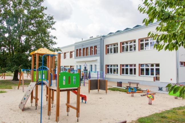 W ramach środków zewnętrznych pozyskanych przez Gminę na termomodernizację obiektów oświatowych dokonano ocieplenia budynków wraz z założeniem instalacji fotowoltaicznej w placówkach