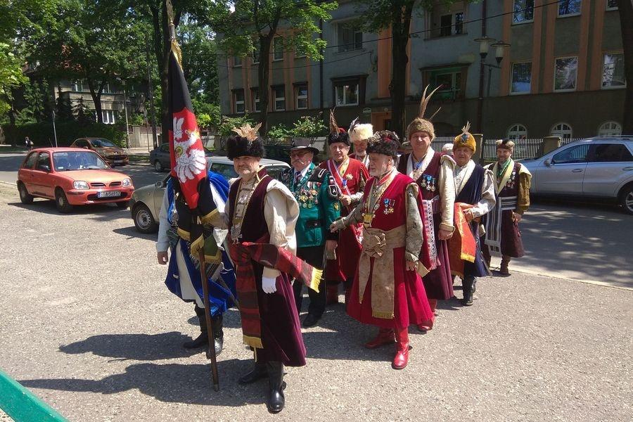 Z pod kościoła w barwnym orszaku z brackim sztandarem na czele uczniowie, nauczyciele oraz bracia przemaszerowali ulicami Grodu Bytomskiego do siedziby szkoły, gdzie o godz.