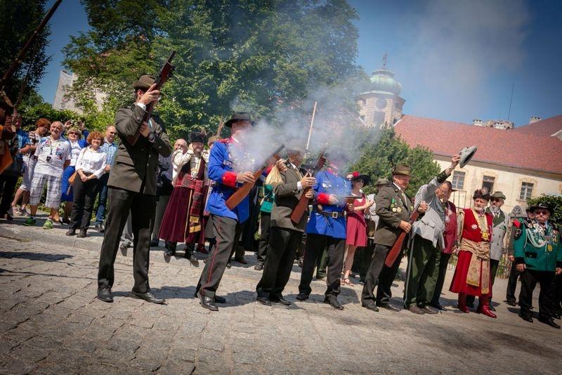 Główne uroczystości obyły się na Strzelnicy Sportowej Bractwa na Winiarach. W pierwszej części obchodów najbardziej zasłużeni działacze stowarzyszenia otrzymali odznaczenia.
