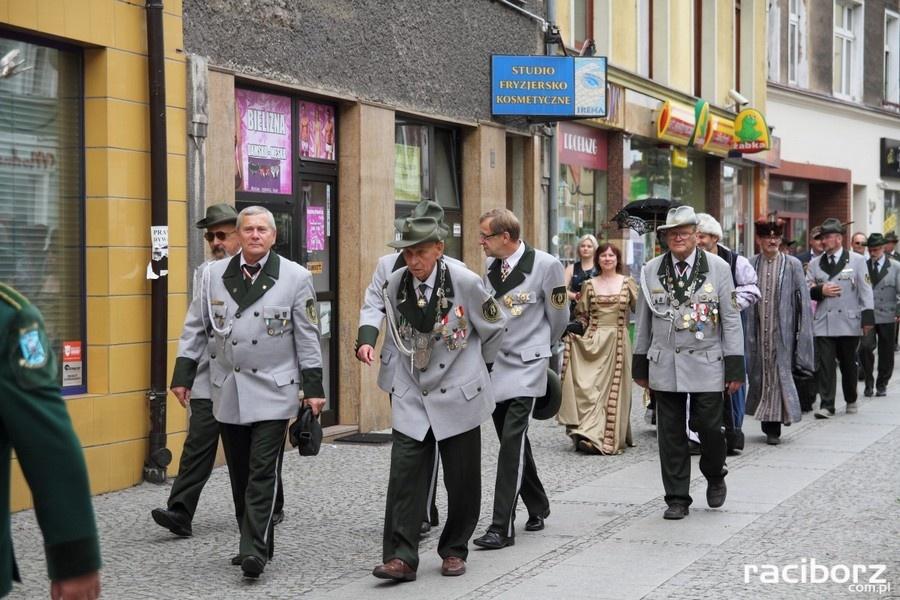 Intronizacja Królewsko-Marszałkowska w Raciborzu 2018.06.17 Raciborskie Kurkowe Bractwo Strzeleckie D nia 17-go czerwca u Braci w Raciborzu odbyła się Intronizacja Królewsko-Marszałkowska.