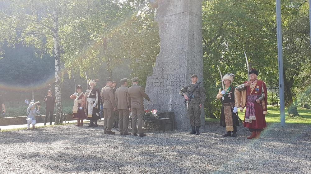 Prócz żołnierzy WOT w warcie honorowej przed pomnikiem udział wzięli Bracia
