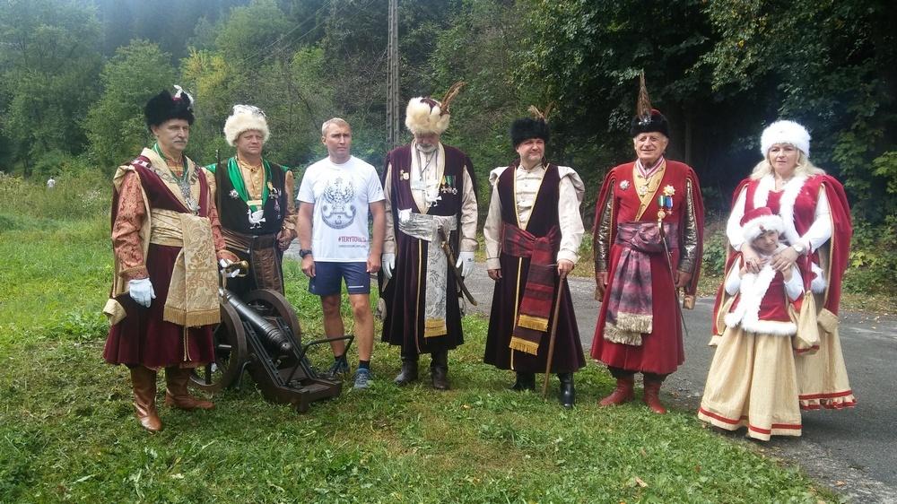Za oddanie salwy armatniej dającej sygnał do startu Sztafety i udział w