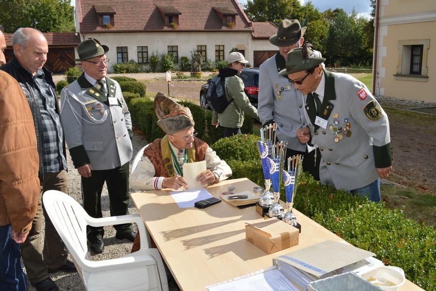 Tarnowicach namalowana przez artystę plastyka Andrzeja Karpińskiego, zaliczanego do nurtu artystów nieprofesjonalnych.