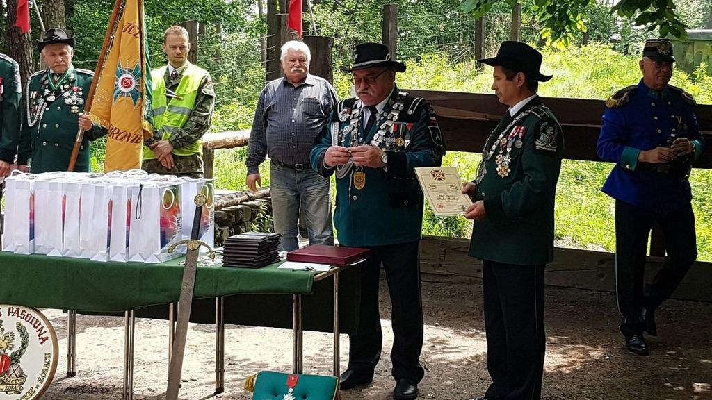 Po zakończeniu zawodów strzeleckich, wszyscy udali się na bracką biesiadę do