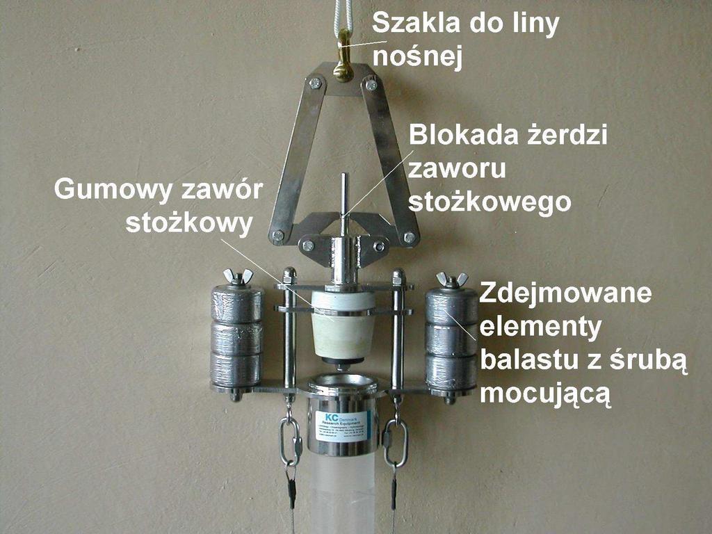 Gumowy zawór stożkowy, przed opuszczeniem próbnika, zostaje podniesiony w górne położenie i zablokowany ramionami mechanizmu sterowania zaworem otwierając całkowicie otwór wylotowy rury.