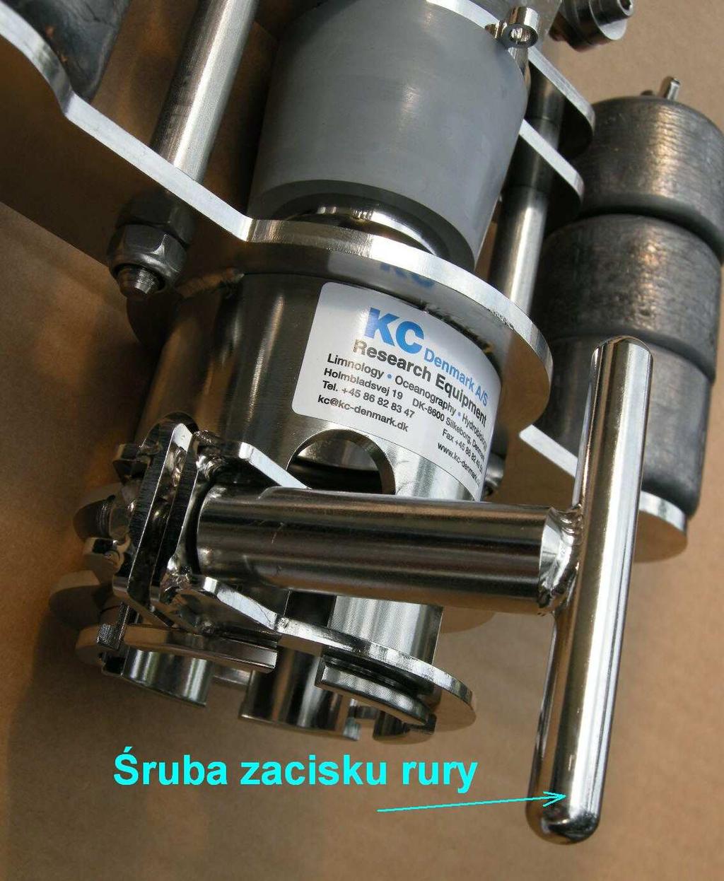 Zwolnienie linki nośnej (gdy próbnik oprze się o twarde dno) spowoduje opadnięcie zaworu i zamknięcie górnego wylotu rury co umożliwia wyciągniecie próbnika bez utraty pobranej do rury próby.