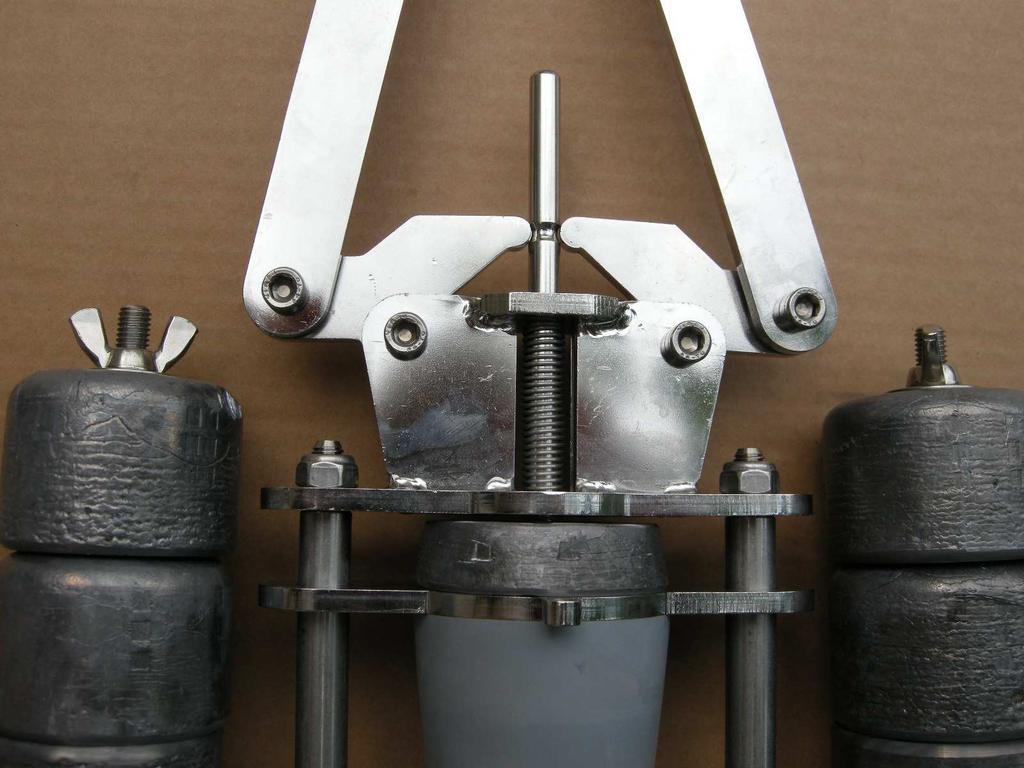 Trzymając jedną ręką zawór, drugą pociągamy za linę nośną powodując, że ramiona mechanizmu blokującego zablokują żerdź zaworu opierając się na rowku trzonka.