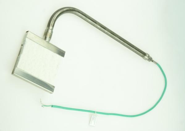 Konstrukcja termopary jest odporna na wibracje, a specjalny materiał osłony zapewnia długą żywotność przy zachowaniu właściwości pomiarowych. Dostępne są wersje z prostą lub giętą rurą prowadzącą.