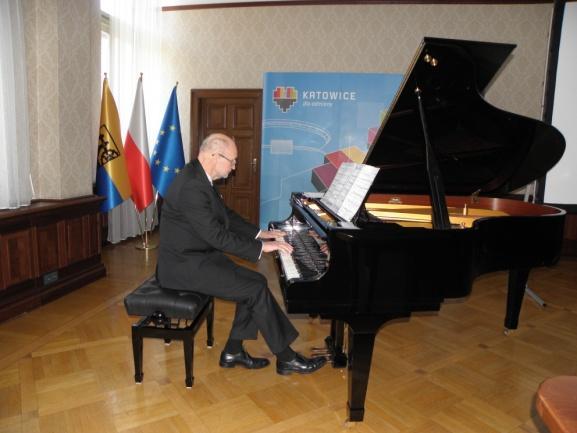 Krzysztof Kluszczyński wykonał mini-recital fortepianowy In memoriam. Fot. prof. Krzysztof Kluszczyński mgr inż. Tomasz Kołakowski Drugą sesję pt. Place, ronda i skwery Katowic prowadził prof.