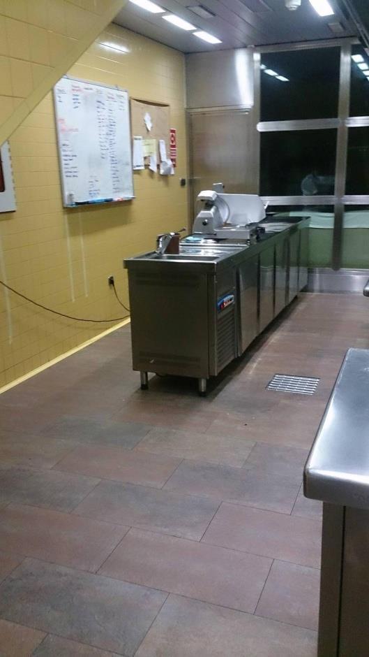 Pierwszy dzień praktyk Dzień zaczął się od odprowadzenia przez opiekunów uczniów do ich zakładów Była to