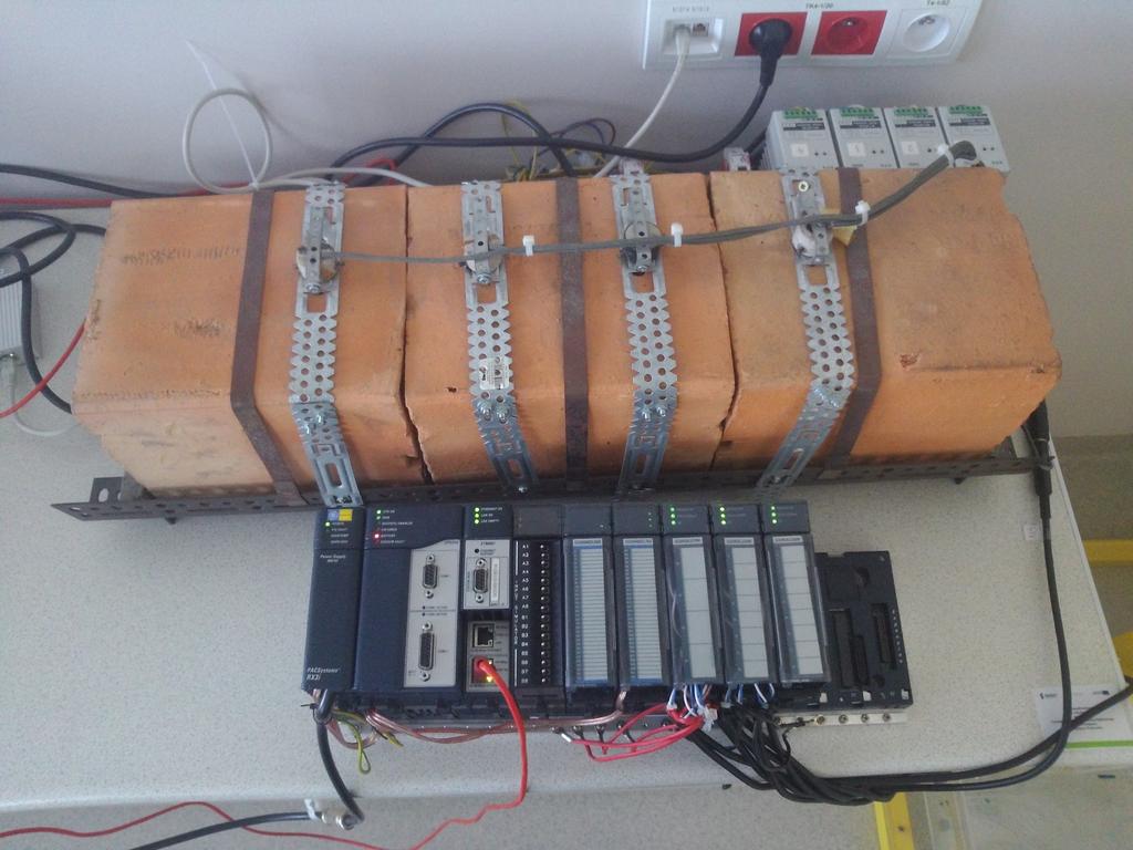 Rysunek 1: Laboatoryjny piec tunelowy w laboratorium ISSI 2 Piec tunelowy Model pieca tunelowego służącego do symulacji w warunkach laboratoryjnych pracy rzeczywistych piecy tunelowych, składa się z