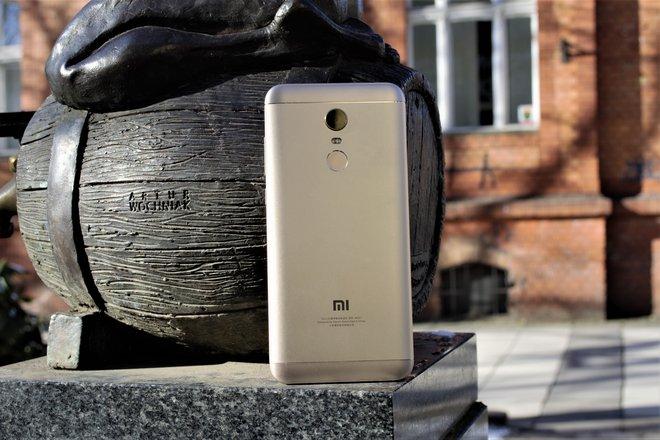 starzejącego się procesora, który tak naprawdę wciąż daje radę. Pod innymi aspektami piątka z plusem zdecydowanie wygrywa z Redmi Note 4.