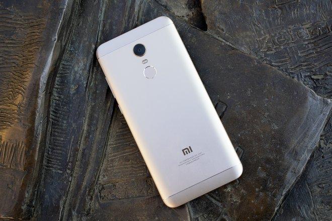 Redmi Note 4 i Redmi 5 Plus Zważywszy na zastosowane matowe aluminium, obudowa lubi zbierać odciski palców, jednak w złotej wersji nie są one aż tak