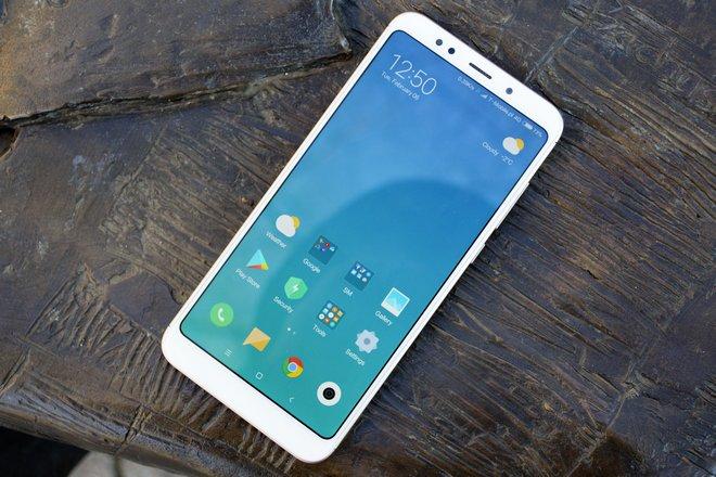 Kamera do selfie oraz czujniki umieszczone zostały nad ekranem. W przeciwieństwie do poprzednich smartfonów z serii Redmi, nie znajdziemy tutaj fizycznych przycisków pod ekranem.