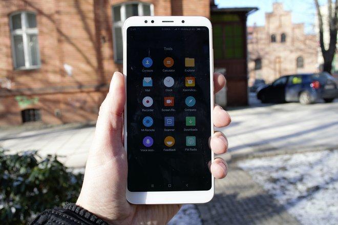 bowiem Niestety urządzenie producent wspiera nie dołącza tę technologię. do zestawu ładowarki1,5 z funkcją ładowania, a szkoda, 70%.