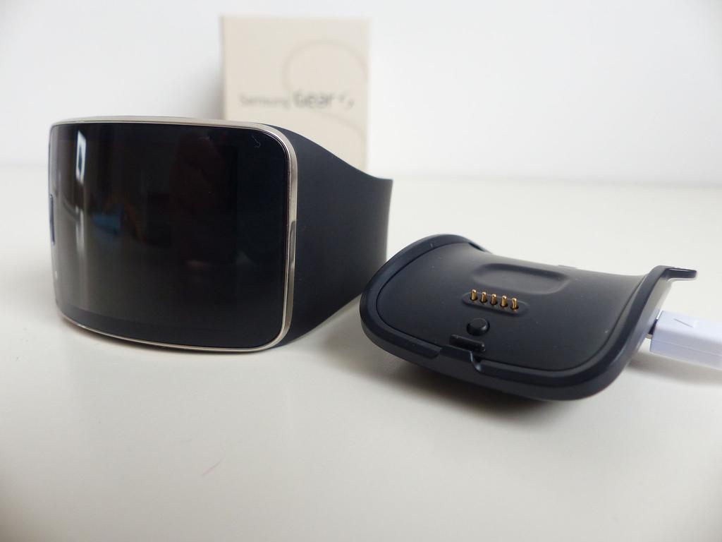 Wyświetlacz - 5 Samsung jest zdecydowanie liderem, jeżeli chodzi o ekrany urządzeń mobilnych, nie inaczej jest w przypadku smartwatcha Gear S.
