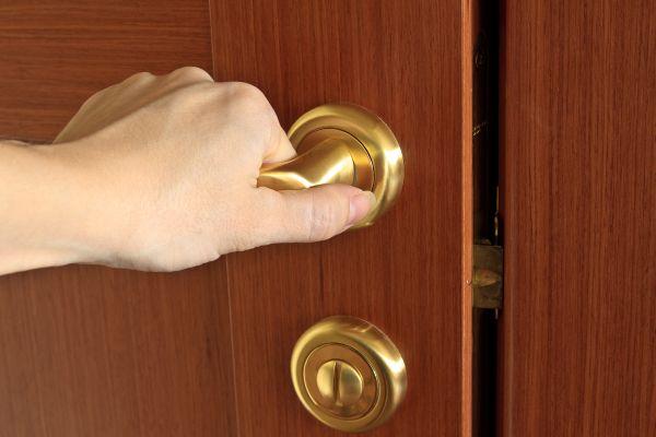 Samodzielny montaż klamki w drzwiach Klamka wpływa na funkcjonalność i estetykę drzwi wewnętrznych czy zewnętrznych. Jej dobór nie powinien więc być przypadkowy.