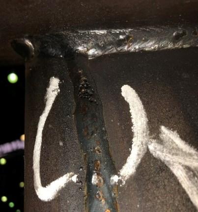 Zapewniono wystarczające nakładanie się obszarów badanych. Obserwacji dokonano po namagnesowaniu i naniesieniu środka magnetycznego na badany element.