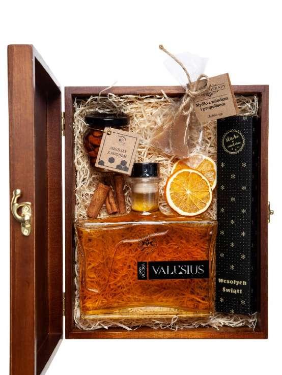 ŚWIĄTECZNA KOLACJA II Wymiary zestawu: 300x240x100 mm Valesius Grape Vodka,