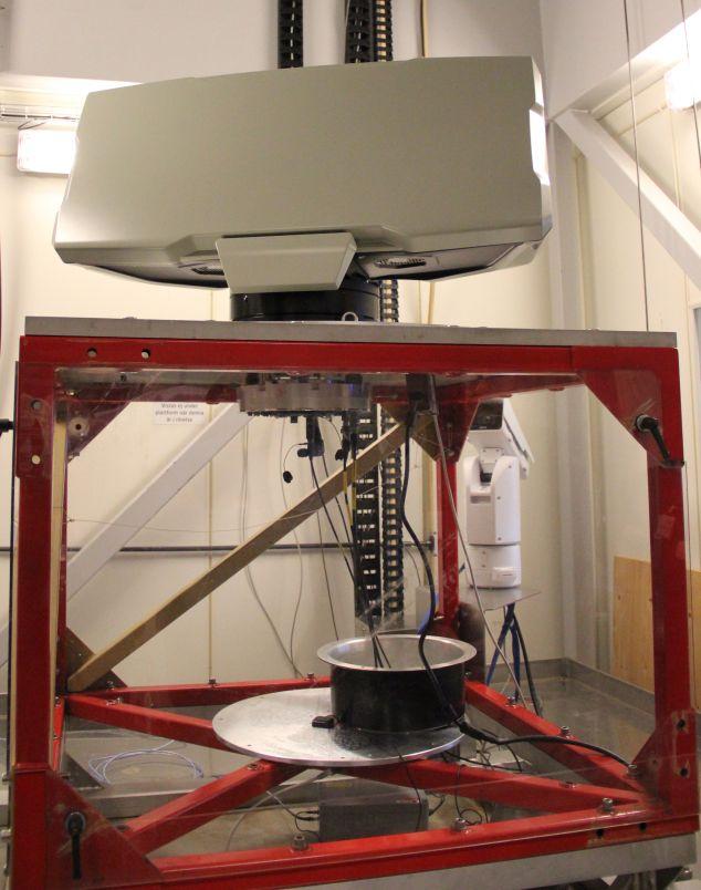 System antenowy radaru Giraﬀe 1X w wersji morskiej na stanowisku testowym w zakładach w Goeteborgu. Fot.