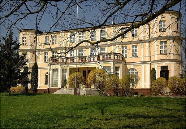 Dom Pomocy Społecznej w Dębnie przeznaczony jest dla mężczyzn dorosłych niepełnosprawnych intelektualnie o różnym stopniu niepełnosprawności. Dom dysponuje 120 miejscami.