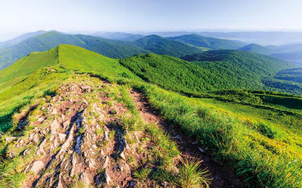 BIESZCZADY LIFESTYLE NA KRAŃCU POLSKI Krajobraz z bieszczadzkich dróg Połonina Caryńska widok na Połoninę Wetlińską i Smerek To jedno z tych szczególnych miejsc w Polsce, które wyjątkowo kojarzy się