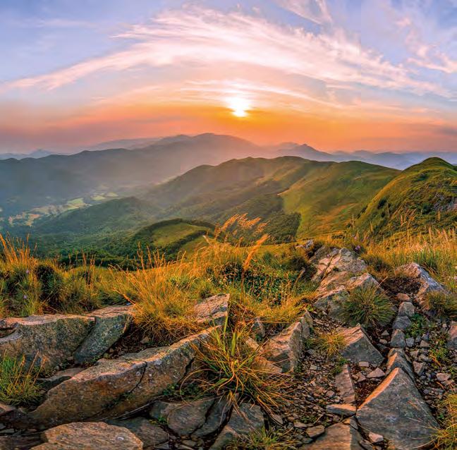 LIFESTYLE BIESZCZADY Masyw ten od południa i zachodu ogranicza dolina Wetlinki, północno-wschodnie odnogi pasma sięgają doliny Sanu.
