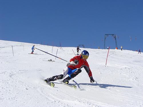 Młodzi narciarze i snowboardziści do 16. roku mają obowiązek jazdy w kasku. Za niedostosowanie się do tych przepisów grozi grzywna.