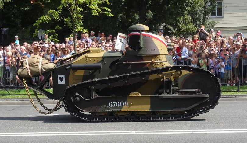 Czołg FT-17 - fot. Juliusz Sabak/D24 Cała deﬁlada miała zarówno wyraźny wydźwięk polityczny, jak też militarny. Polska pamięta o zagrożeniu ze wschodu i przypomina o nim sojusznikom.