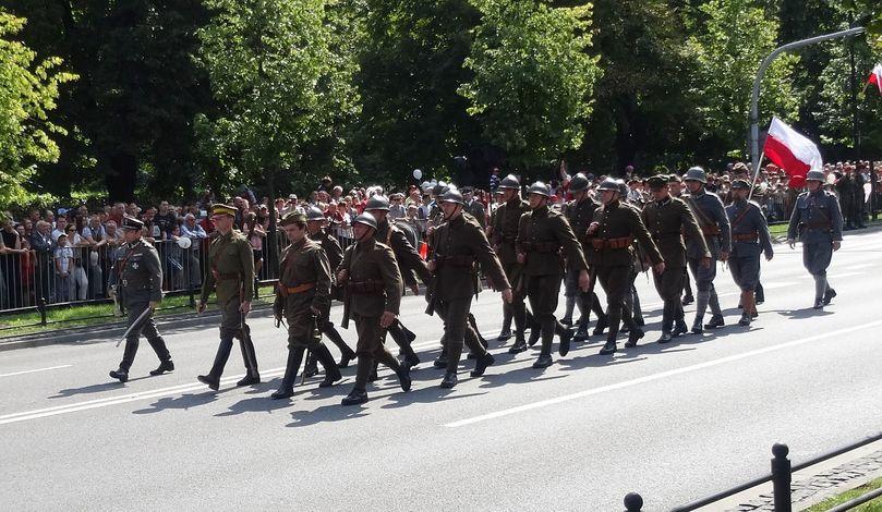 Odtwórcy w historycznych mundurach Wojska Polskiego - fot. J.